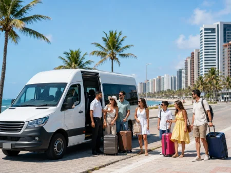 Grupo de passageiros embarcando em uma van para transporte privativo em Fortaleza